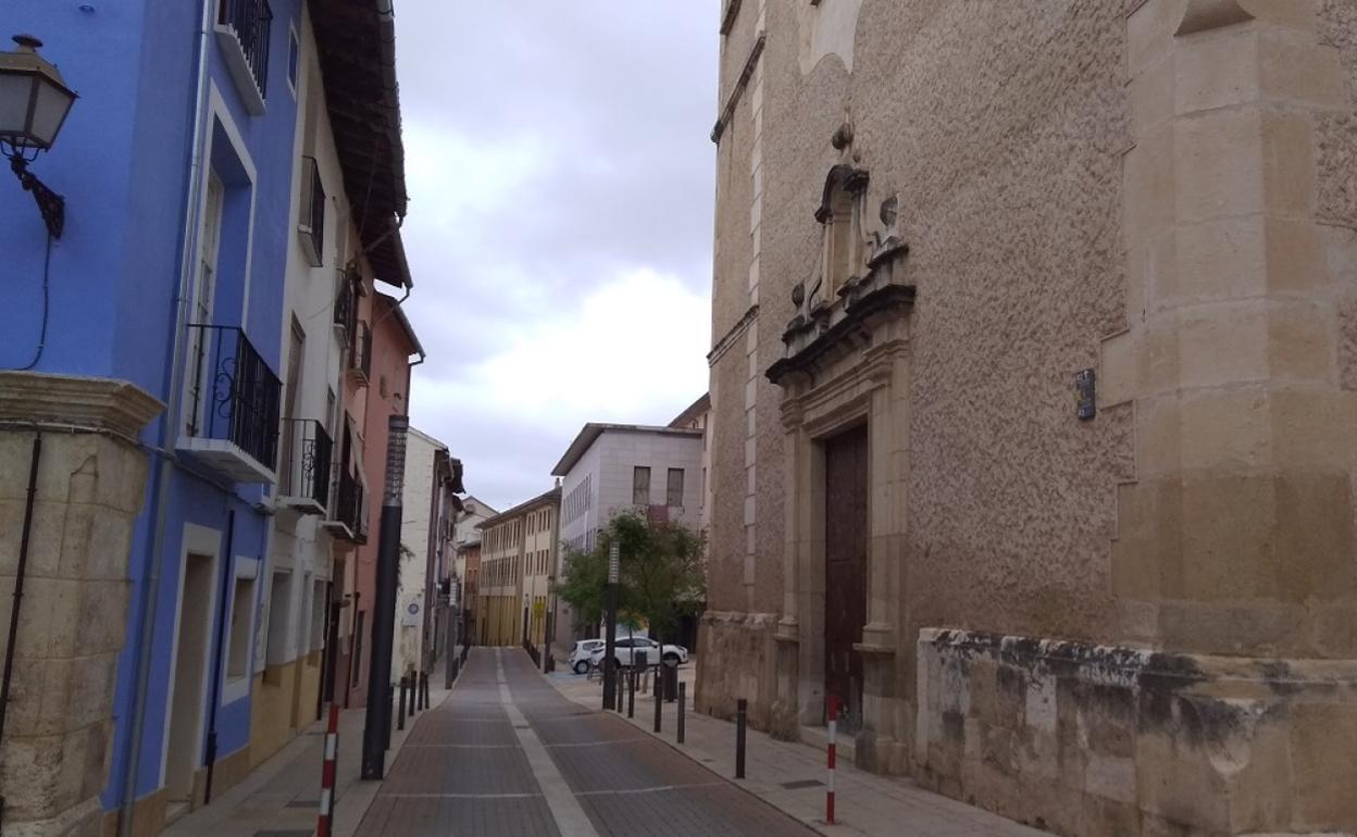 Una de las calles de la antigua judería y la iglesia de Sant Agustí donde se cree que estuvo la nueva sinagoga. 