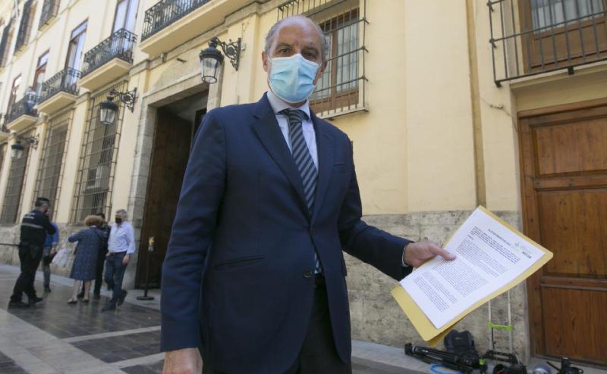 Camps presentando documentación en el registro del Ayuntamiento de Valencia. 