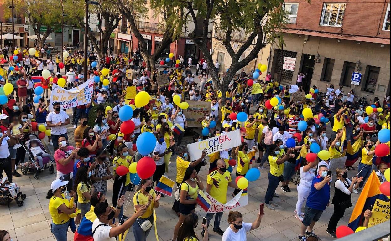 Los manifestantes en la plaza de la Constitución de Dénia. 