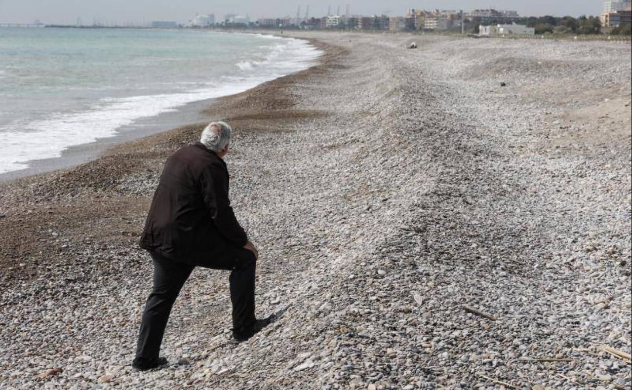 Un vecino en uno de los desniveles de la playa. 