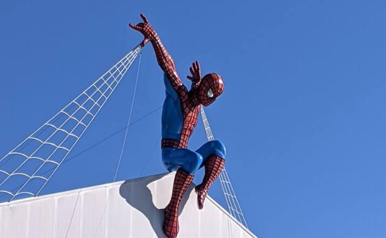 Figura de Spiderman, en el exterior del taller del artista Pere Baenas. 