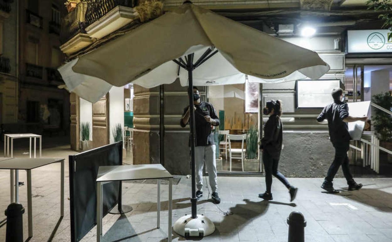 Hostelería cerrando en Valencia ante el inicio del toque de queda.