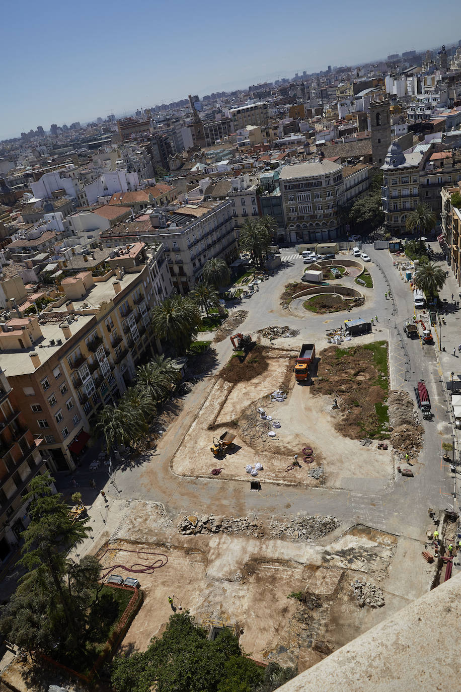 Las obras en el entorno de la plaza de la Reina avanzan y poco queda ya de su antigua imagen. Los jardines han terminado de desaparecer con la retirada de la tierra y los últimos setos mientras los operarios continúan con la remodelación del espacio, del que también se eliminarán próximamente las rampas del aparcamiento subterráneo.