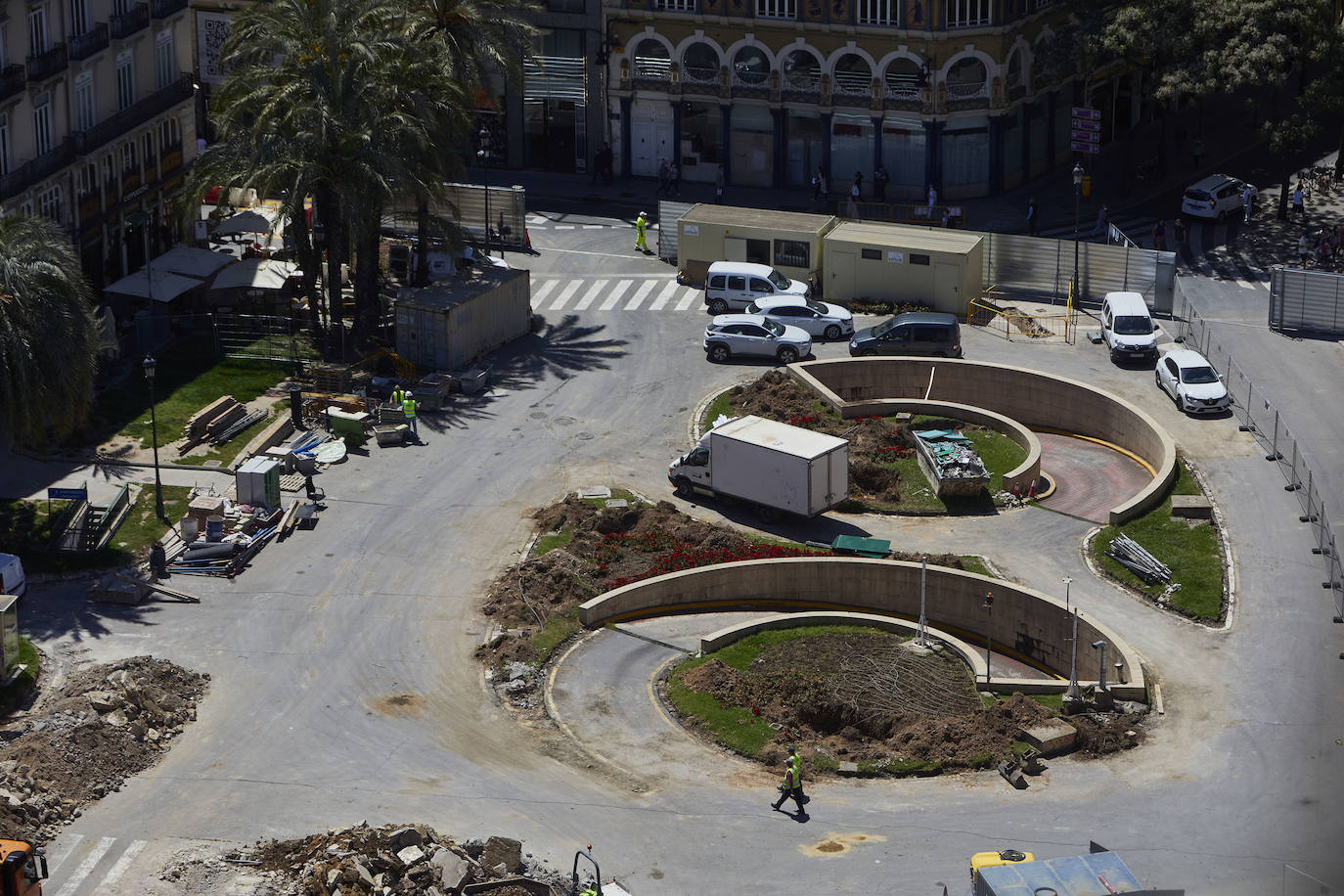 Las obras en el entorno de la plaza de la Reina avanzan y poco queda ya de su antigua imagen. Los jardines han terminado de desaparecer con la retirada de la tierra y los últimos setos mientras los operarios continúan con la remodelación del espacio, del que también se eliminarán próximamente las rampas del aparcamiento subterráneo.