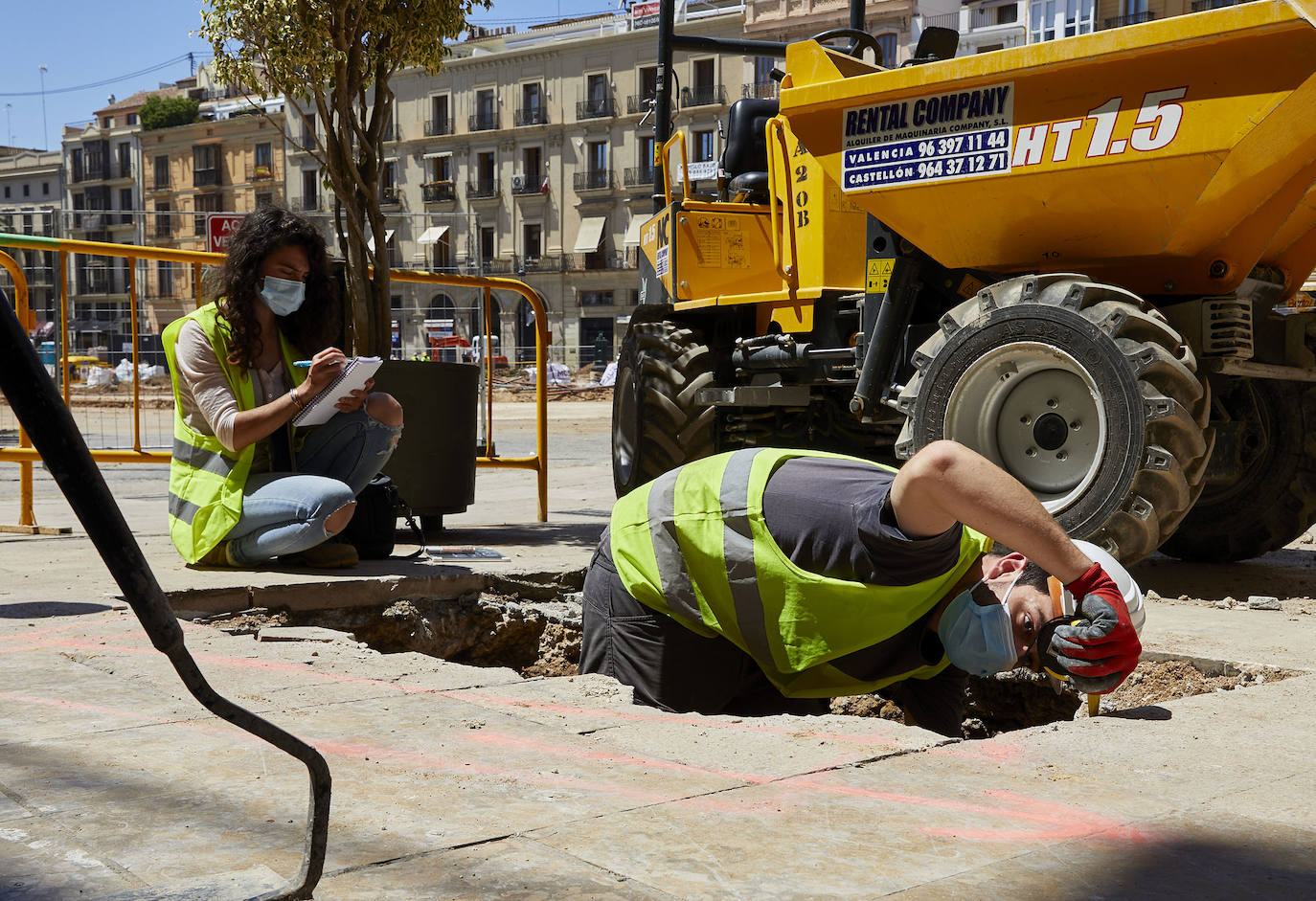 Las obras en el entorno de la plaza de la Reina avanzan y poco queda ya de su antigua imagen. Los jardines han terminado de desaparecer con la retirada de la tierra y los últimos setos mientras los operarios continúan con la remodelación del espacio, del que también se eliminarán próximamente las rampas del aparcamiento subterráneo.