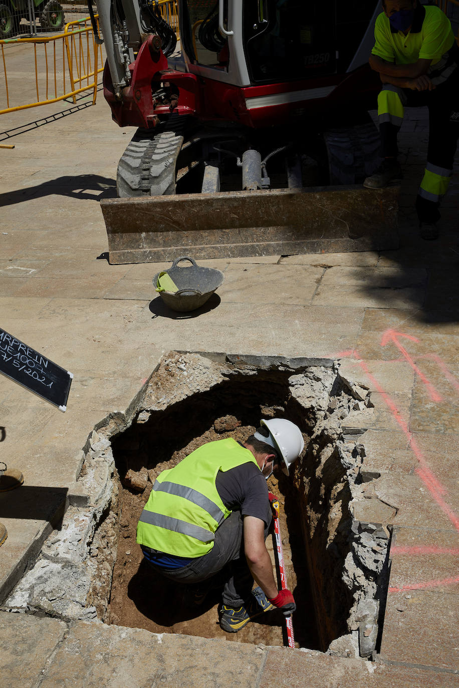 Las obras en el entorno de la plaza de la Reina avanzan y poco queda ya de su antigua imagen. Los jardines han terminado de desaparecer con la retirada de la tierra y los últimos setos mientras los operarios continúan con la remodelación del espacio, del que también se eliminarán próximamente las rampas del aparcamiento subterráneo.