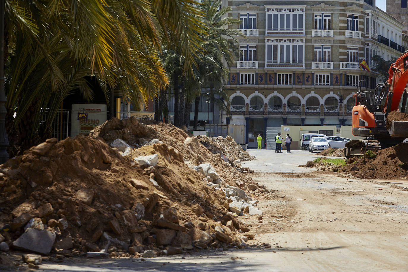 Las obras en el entorno de la plaza de la Reina avanzan y poco queda ya de su antigua imagen. Los jardines han terminado de desaparecer con la retirada de la tierra y los últimos setos mientras los operarios continúan con la remodelación del espacio, del que también se eliminarán próximamente las rampas del aparcamiento subterráneo.