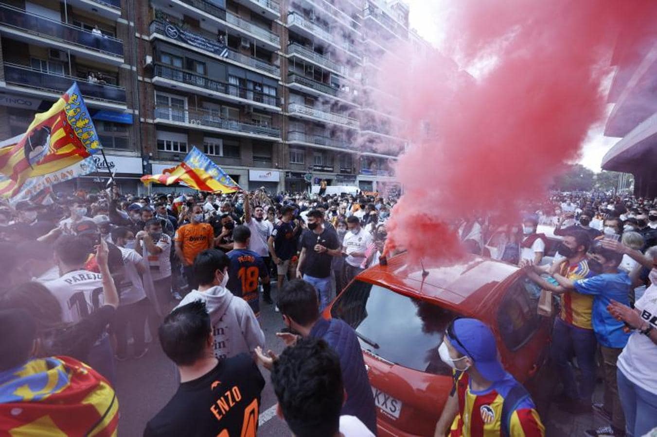 Miles de aficionados recorren la avenida de Aragón hasta Mestalla para pedirle al máximo accionista que se vaya del club. 