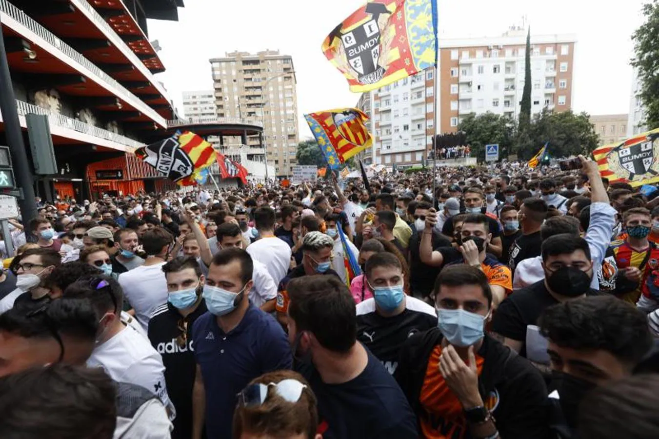 Miles de aficionados recorren la avenida de Aragón hasta Mestalla para pedirle al máximo accionista que se vaya del club. 