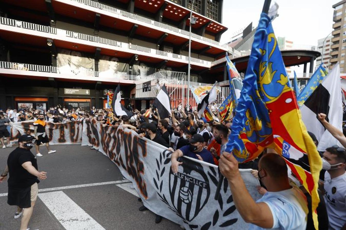 Miles de aficionados recorren la avenida de Aragón hasta Mestalla para pedirle al máximo accionista que se vaya del club. 