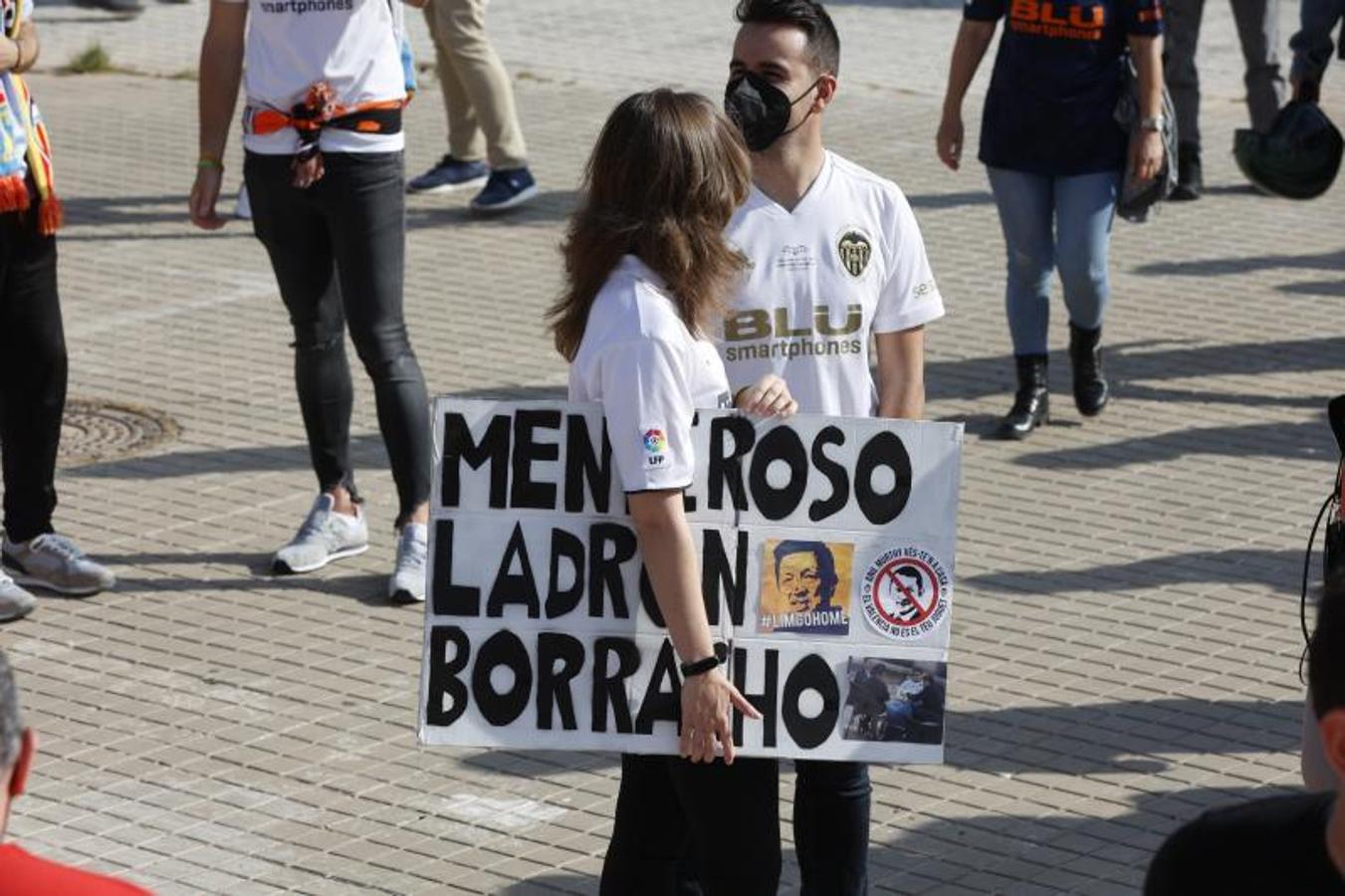 Miles de aficionados recorren la avenida de Aragón hasta Mestalla para pedirle al máximo accionista que se vaya del club. 