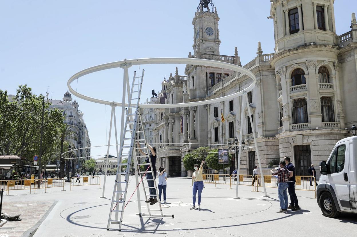 Instalación. Montaje del recinto para la Semana del Urbanismo en la plaza del Ayuntamiento. irene marsilla