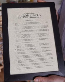 Imagen secundaria 2 - Alrededor de 10.000 libros han depositado en el Club de los Libros Libres. En la imagen se ve un ejemplar en alemán de 'El capital', de Marx y también las instrucciones para poder rescatar libros del cementerio. 