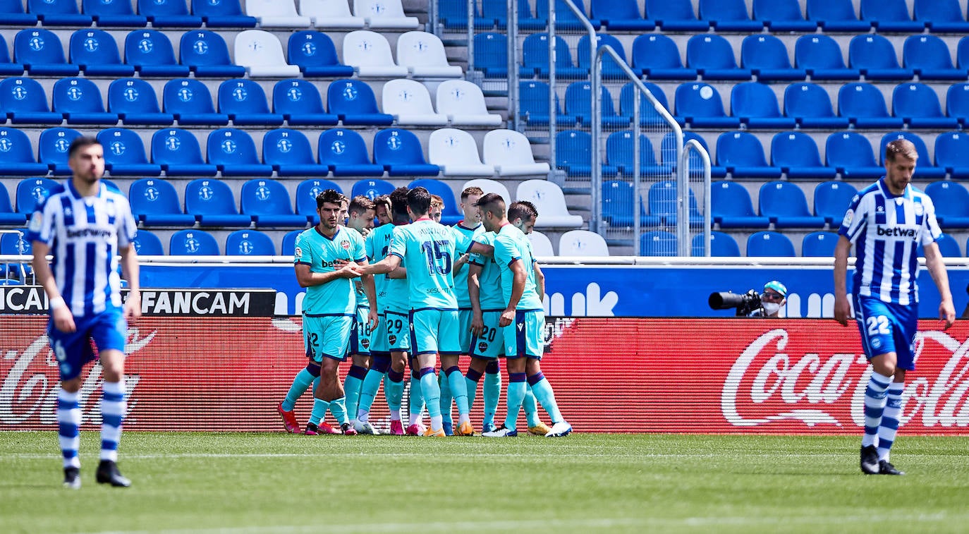 Fotos: Las mejores imágenes del Deportivo Alavés-Levante UD