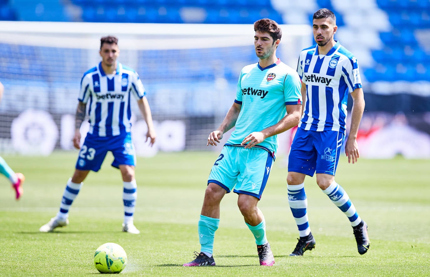 Fotos: Las mejores imágenes del Deportivo Alavés-Levante UD