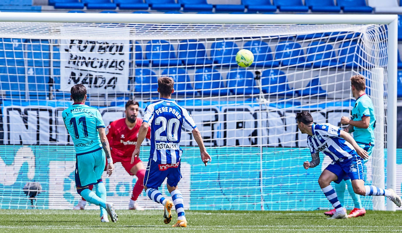 Fotos: Las mejores imágenes del Deportivo Alavés-Levante UD