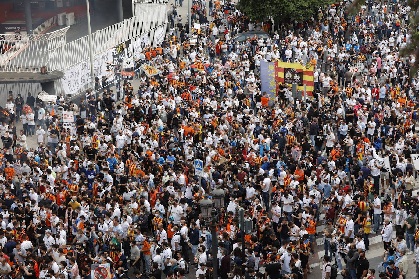 Miles de aficionados recorren la avenida de Aragón hasta Mestalla para pedirle al máximo accionista que se vaya del club. 