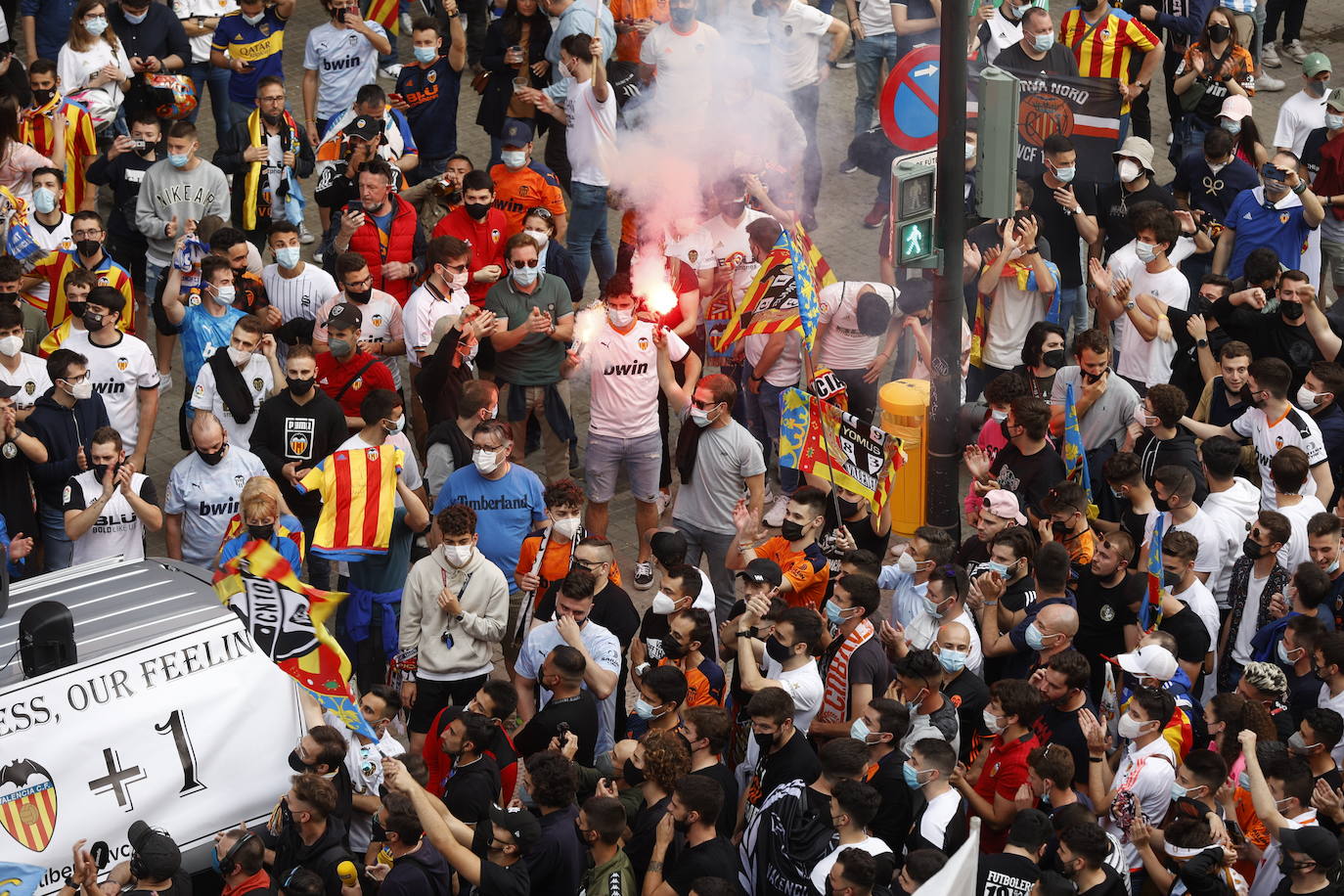 Miles de aficionados recorren la avenida de Aragón hasta Mestalla para pedirle al máximo accionista que se vaya del club. 