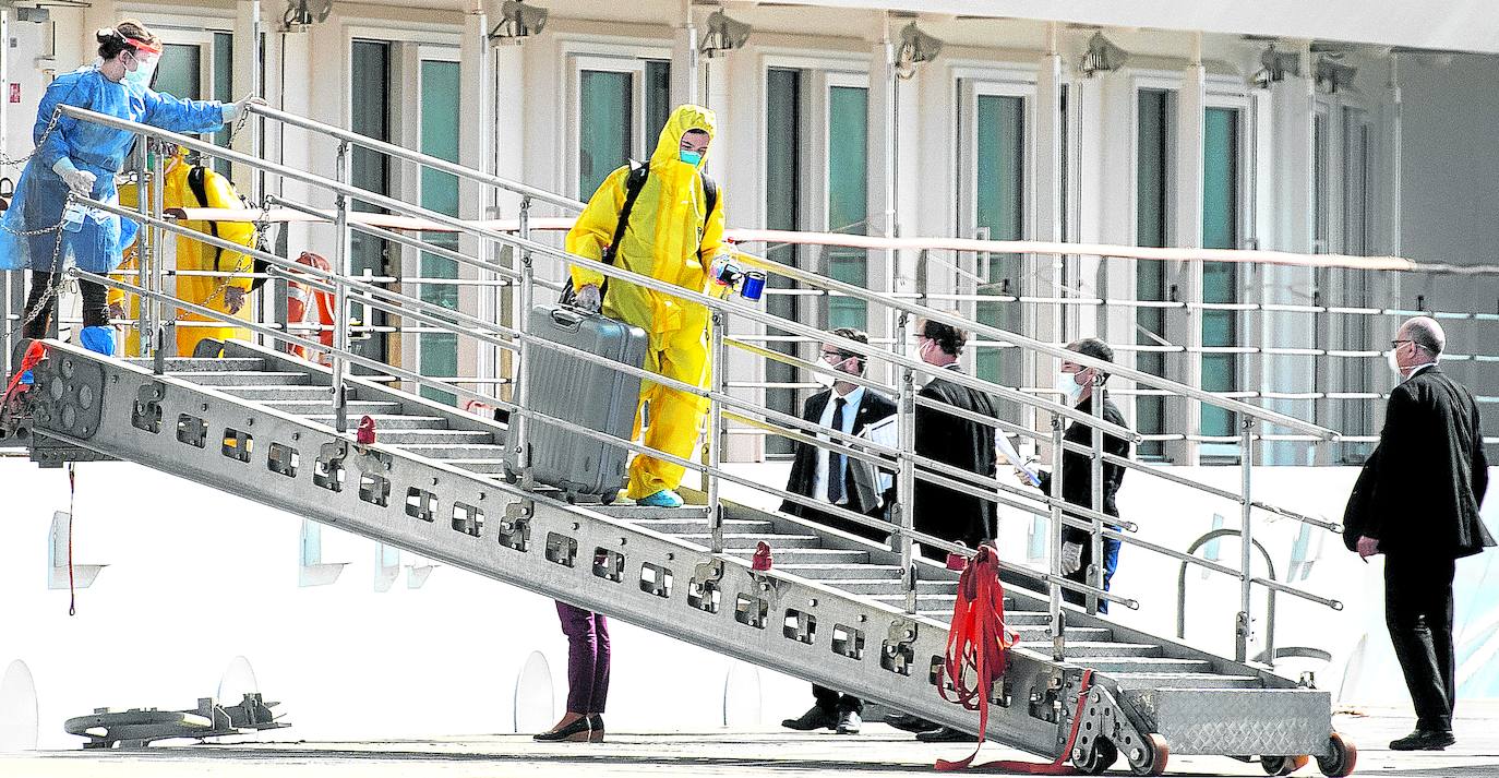 Aislamiento. Trabajadores de un crucero australiano bajan a tierra tras un mes confinados.