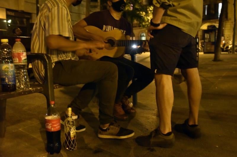 Fiesta en la calle el primer día sin estado de alarma. 