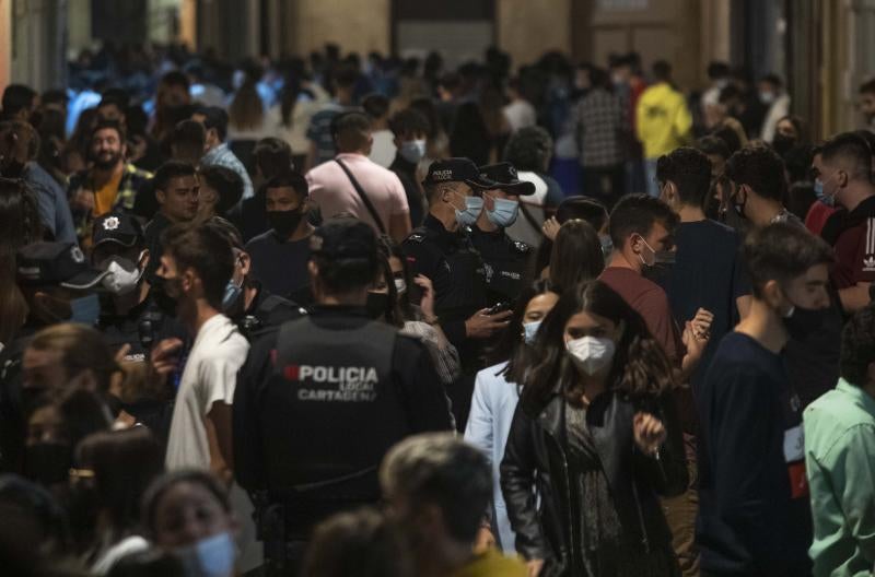 Fiesta en la calle el primer día sin estado de alarma. 