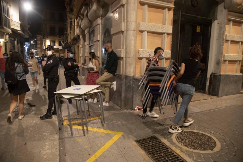 Fiesta en la calle el primer día sin estado de alarma. 