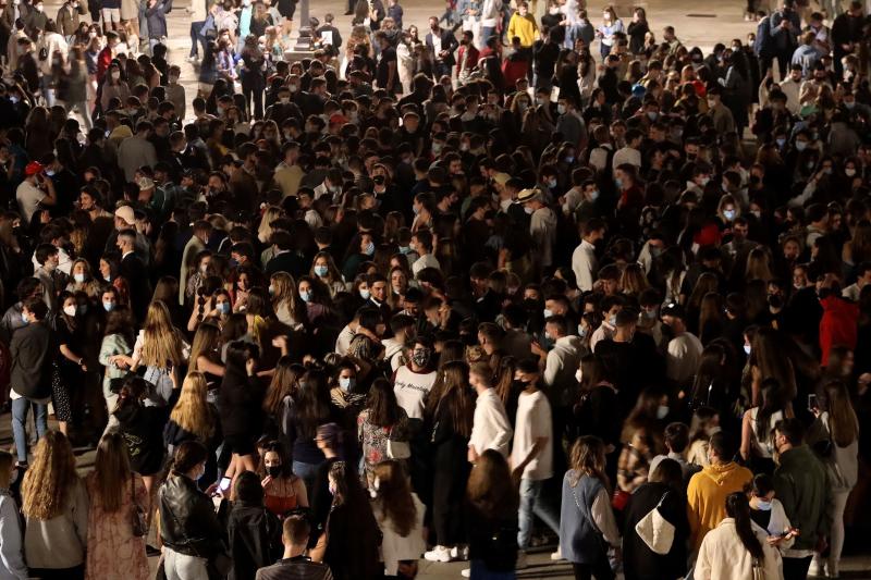 Fiesta en la calle el primer día sin estado de alarma. 