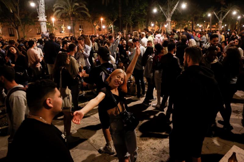 Fiesta en la calle el primer día sin estado de alarma. 