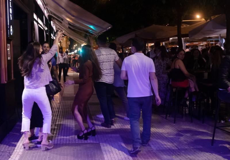 Fiesta en la calle el primer día sin estado de alarma. 