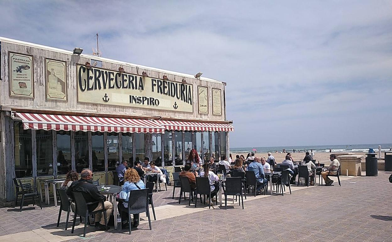 Teraaza de un local de hostelería junto a la playa este mediodía. 