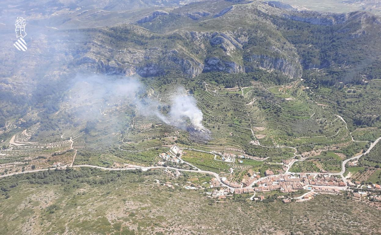 Imagen del incendio de Alcalalí desde uno de los medios aéreos. 