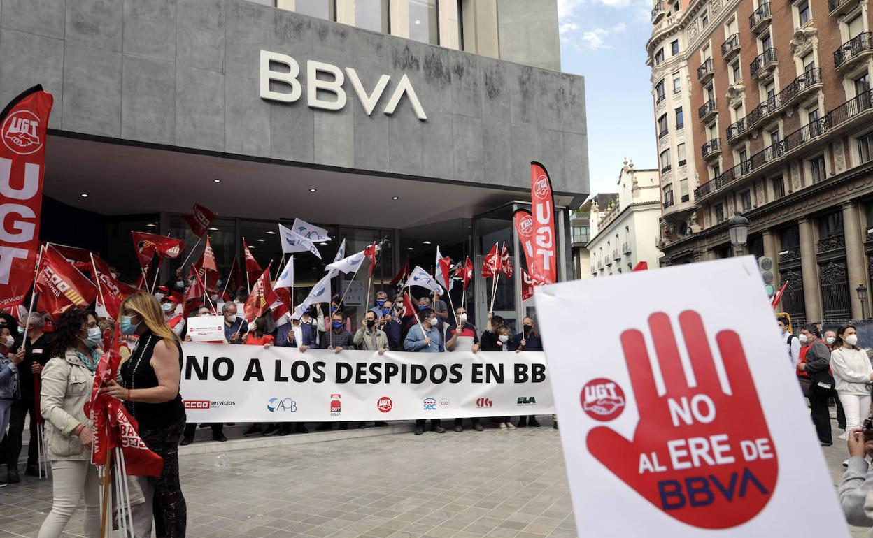 Protesta de los trabajadores en la sede del banco en Valencia. 