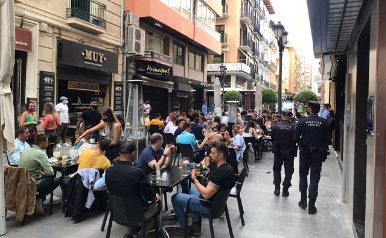 Dos agentes comprueban que se cumplan las normas en la céntrica calle Castaños de Alicante. 