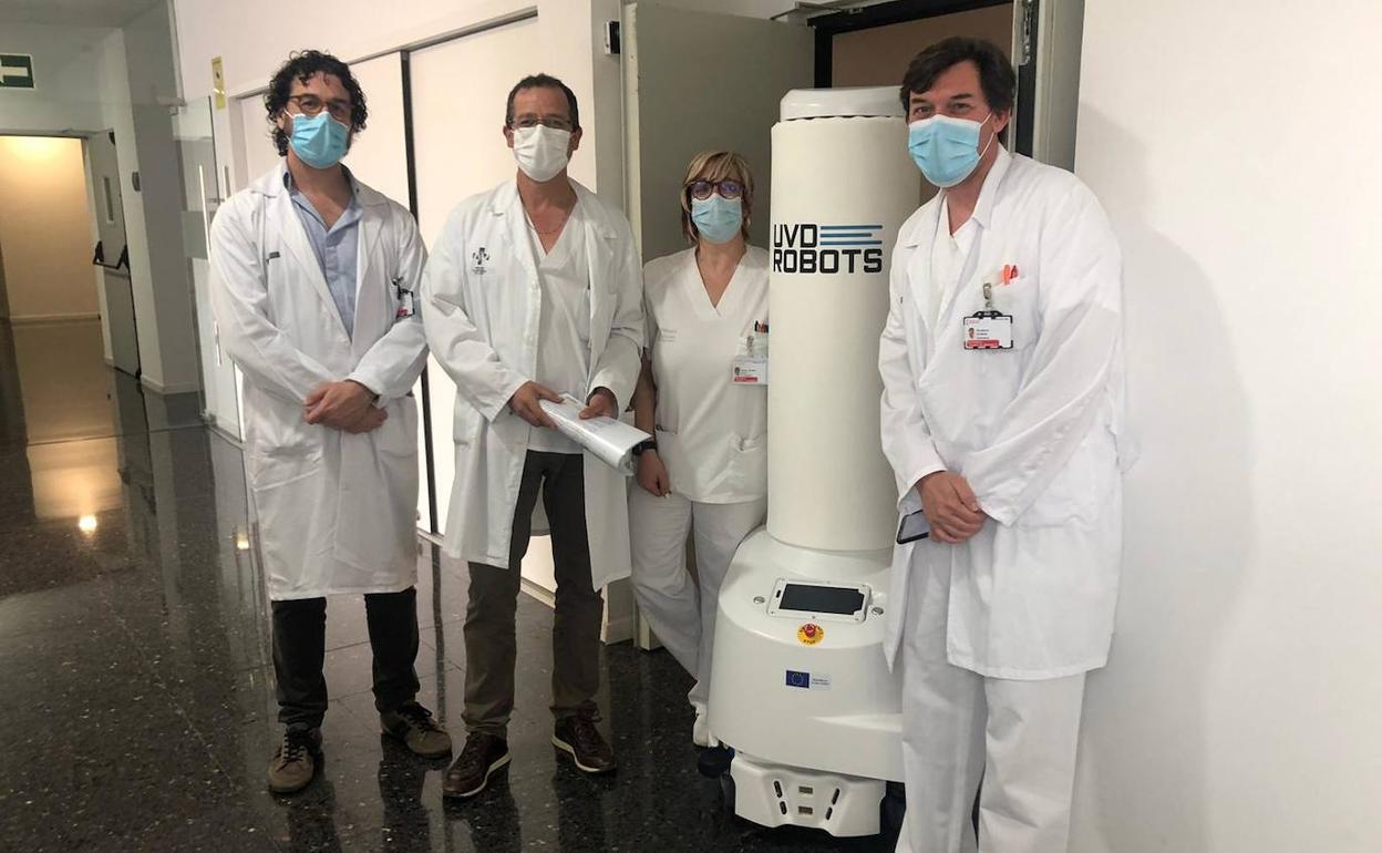 El robot, entre trabajadores del hospital de Llíria. 
