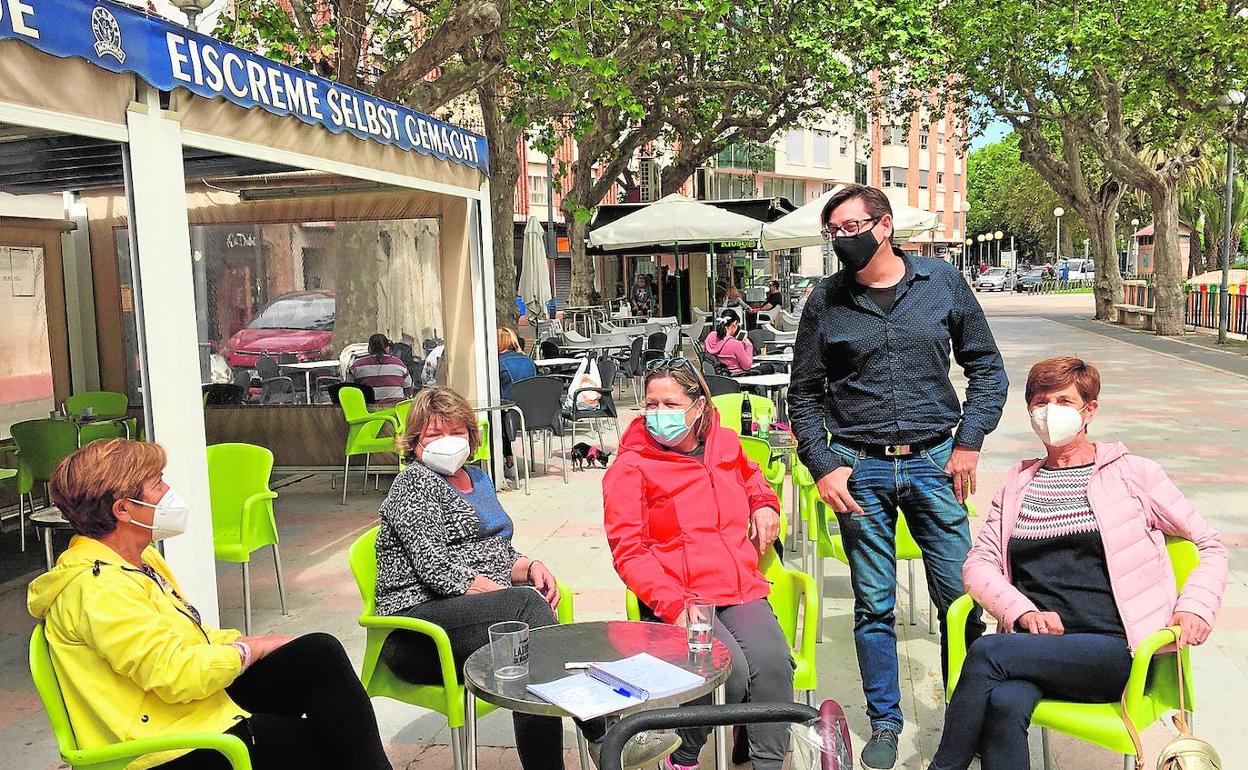 Un grupo de vecinas de Oliva comentaban ayer en el paseo la llegada de los Reyes y el Premio Cervantes de Brines, junto al edil Julio Llorca. 