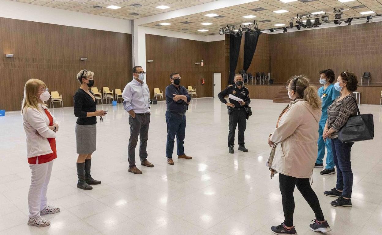 Las autoridades locales visitan el auditorio. 