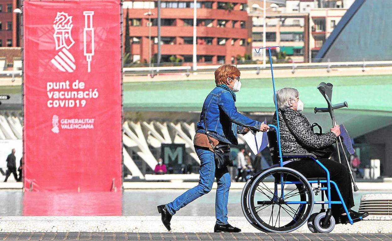 Dos personas acuden al centro de vacunación masiva de la Ciudad de las Artes y las Ciencias.