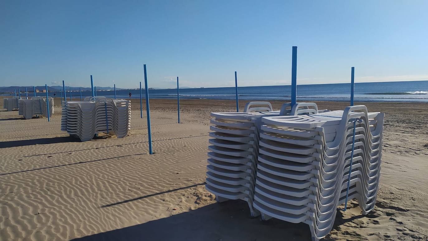 Los días de sol y mar se acercan a la Comunitat. Atrás queda el mal tiempo, las lluvias y el frío que han protagonizado el mes de abril. Las playas de Valencia se preparan ya para la temporada de verano, el segundo en pandemia. 