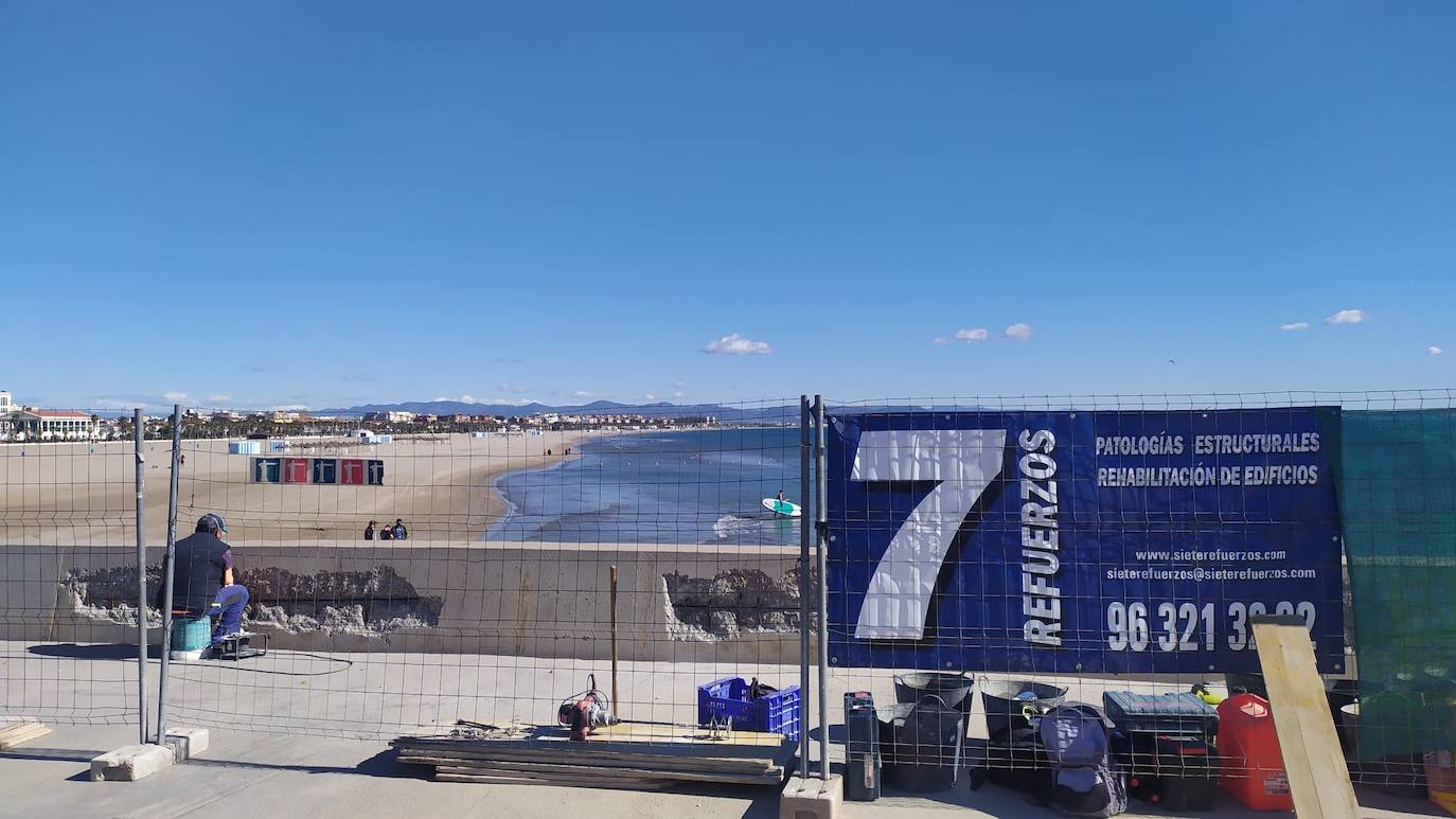 Los días de sol y mar se acercan a la Comunitat. Atrás queda el mal tiempo, las lluvias y el frío que han protagonizado el mes de abril. Las playas de Valencia se preparan ya para la temporada de verano, el segundo en pandemia. 