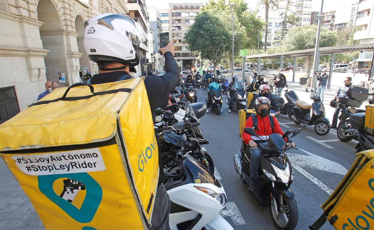 Repartidores de comida se han concentrado este mediodía en las principales calles de la ciudad. 