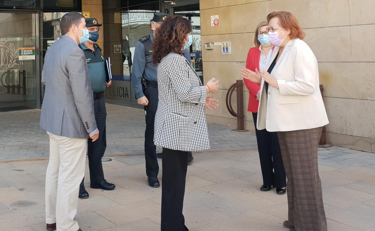 La delegada del Gobierno, Gloria Calero, junto a la alcaldesa de Carlet, Maria Josep Ortega. 