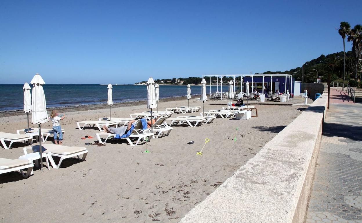 La playa de la Marineta Cassiana de Dénia, que este año mantendrá la bandera azul. 