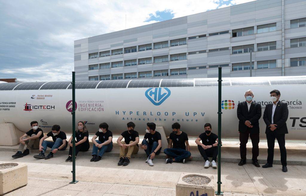 El equipo Hyperloop junto al nuevo Hypertube. A la derecha, el alcalde Joan Ribó y el rector de la UPV, Francisco Mora.