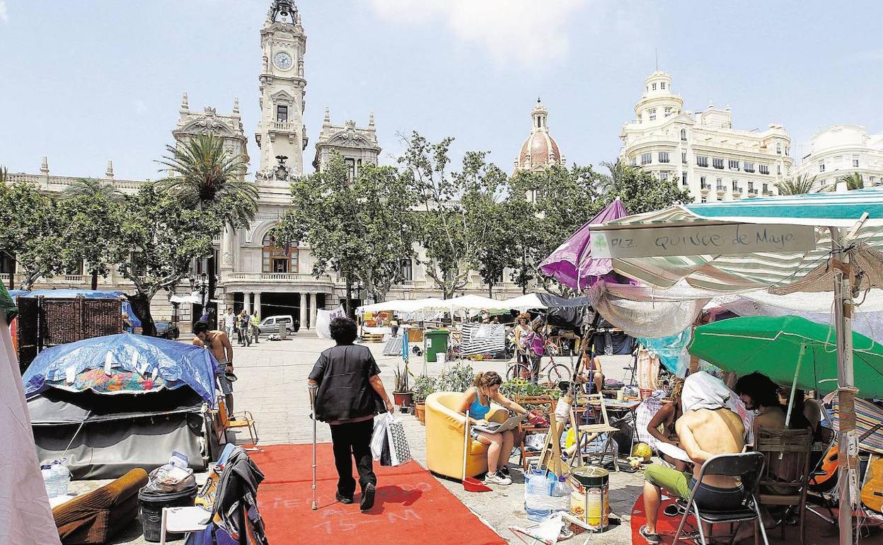 Acampada del movimiento 15-M en la plaza del Ayuntamiento en 2011. 