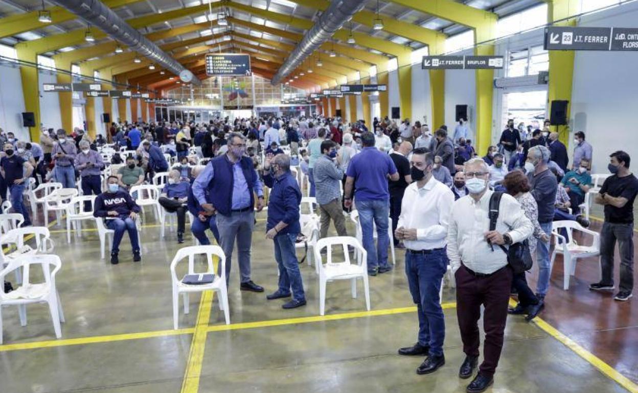 El alcalde, Joan Ribó, y el edil Carlos Galiana, en la reunión extraordinaria de presidentes de falla. 