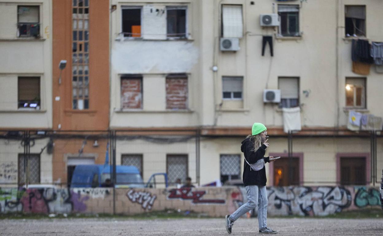 Una viandante pasa junto a Bloque Portuarios, al fondo. 