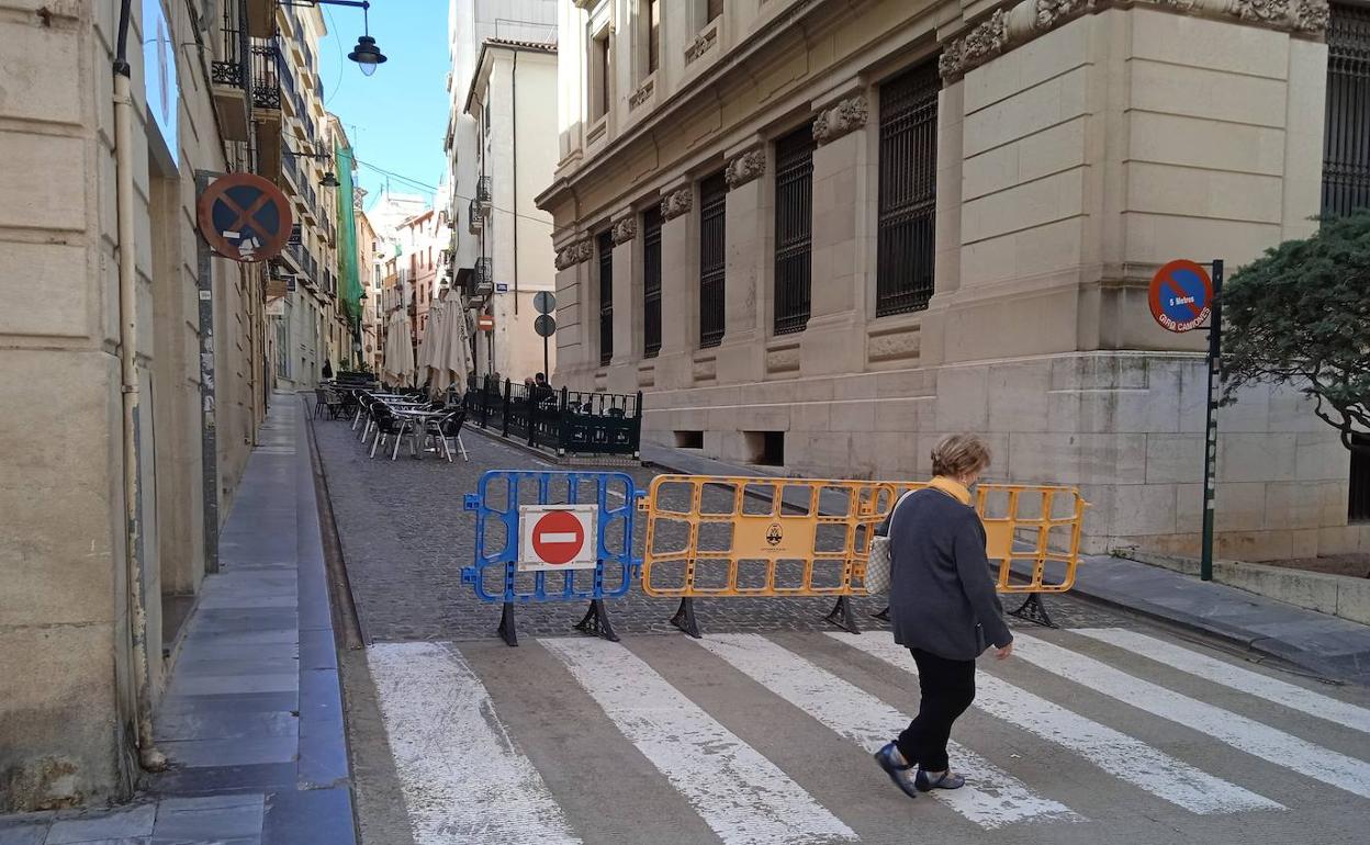 El cierre al tráfico ha permitido la instalación de una terraza en la calle Sant Josep. 