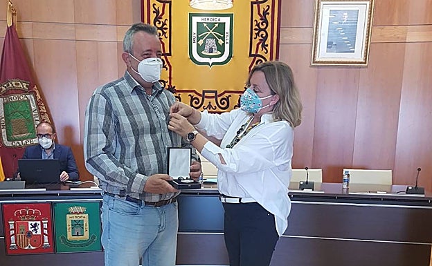 La alcaldesa le pone la insignia al nuevo concejal socialista, Gabriel Leonardo Dejtiar Mortvin. 