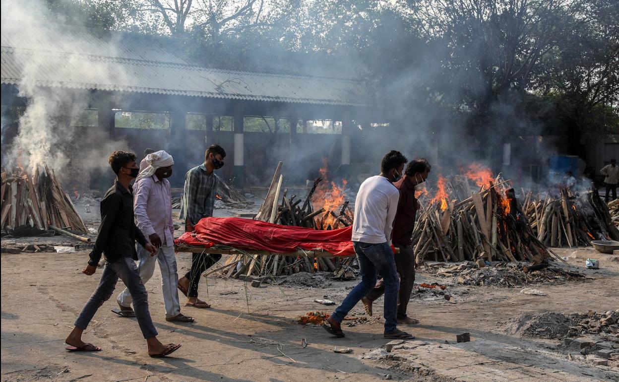 La epidemia del Covid-19 está fuera de control en la India donde, según fuentes oficiales, mueren unas 4.000 personas al día.