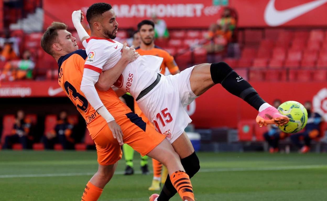 Youssef En-Nesyri pelea un balón con Toni Lato